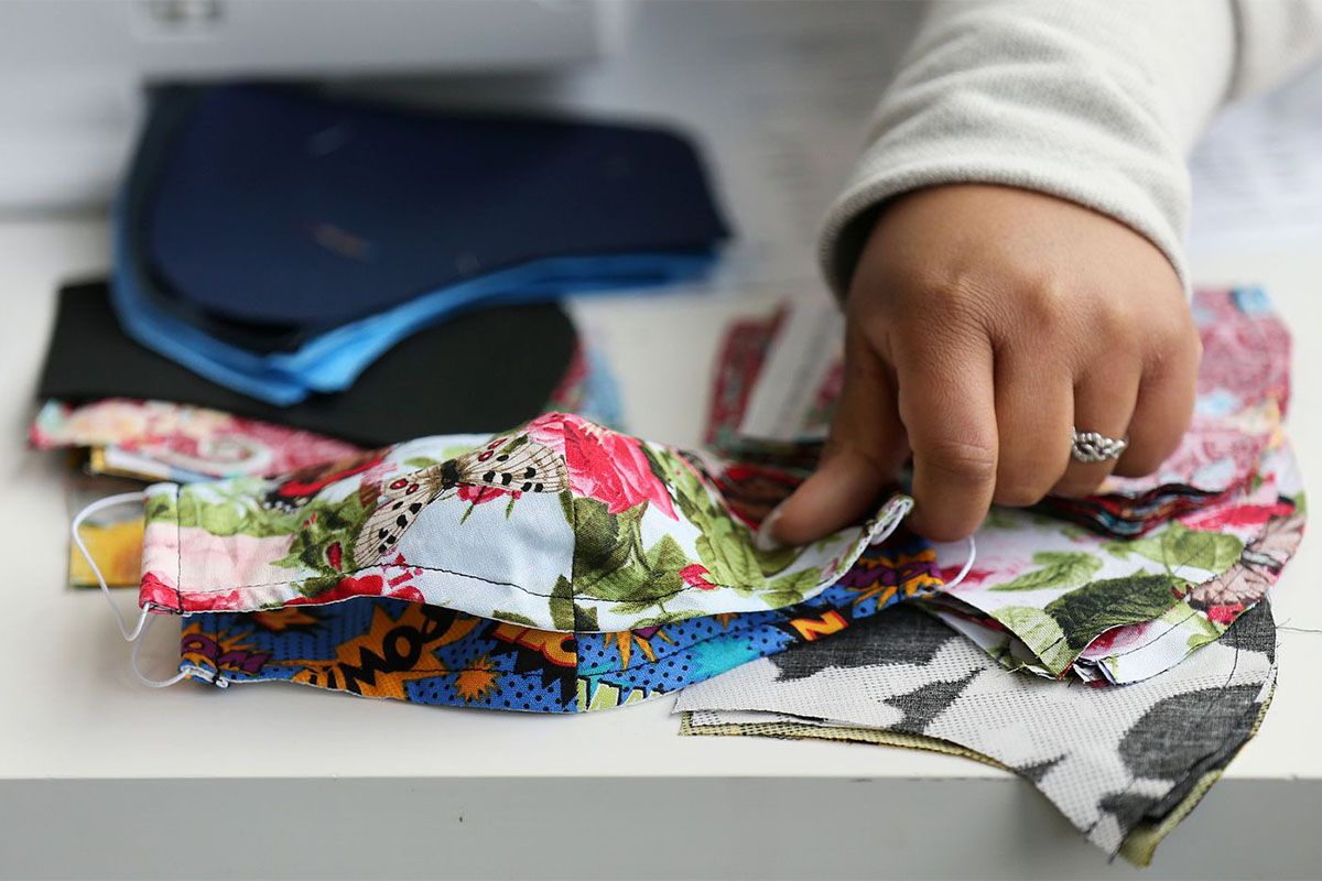 Cómo limpiar su máscara facial para ayudar a prevenir la propagación del coronavirus y no contraerlo