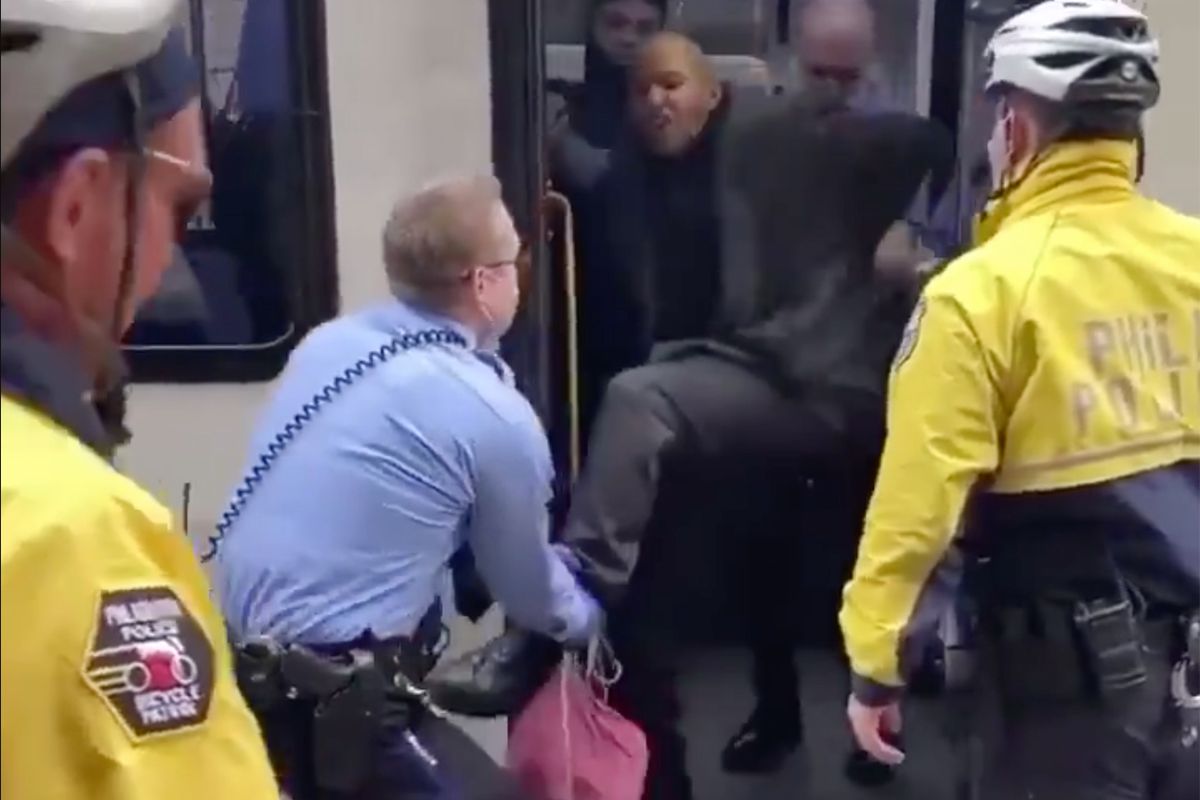La policía expulsó a la fuerza un hombre sin máscara de un autobús de SEPTA