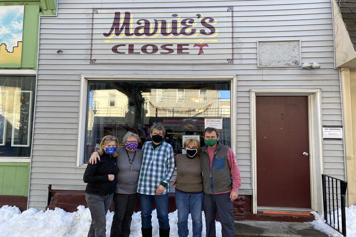 Esta tienda de segunda mano ofrece ropa y artículos para el hogar gratis a los residentes de Kensington.