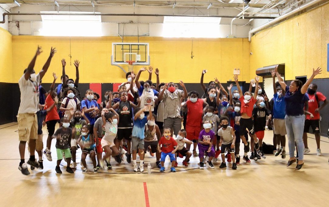 ‘Queremos mantener ocupados a los niños’: el campamento de baloncesto gratuito ofrece a los jóvenes del norte de Filadelfia espacios seguros par