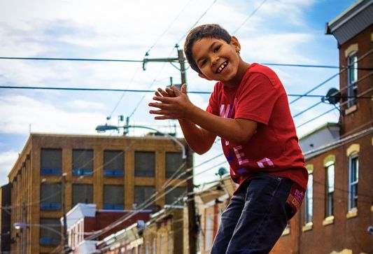 'Mucho Mucho Amor': los artistas, las organizaciones y los residentes de Kensington restaurante el amor al vecindario