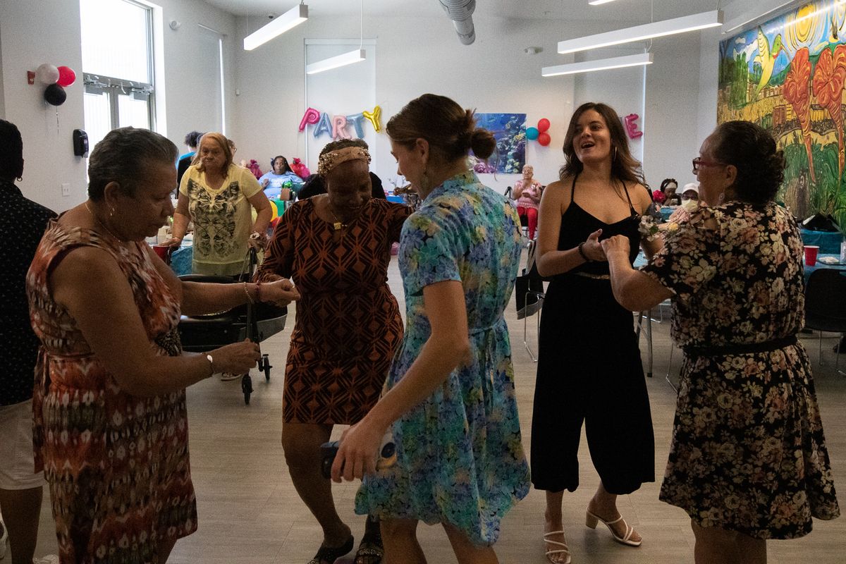 El baile de graduación en Casa Indiana: ‘Para ellos tomarse el tiempo para celebrarnos, como personas mayores, fue muy importante’