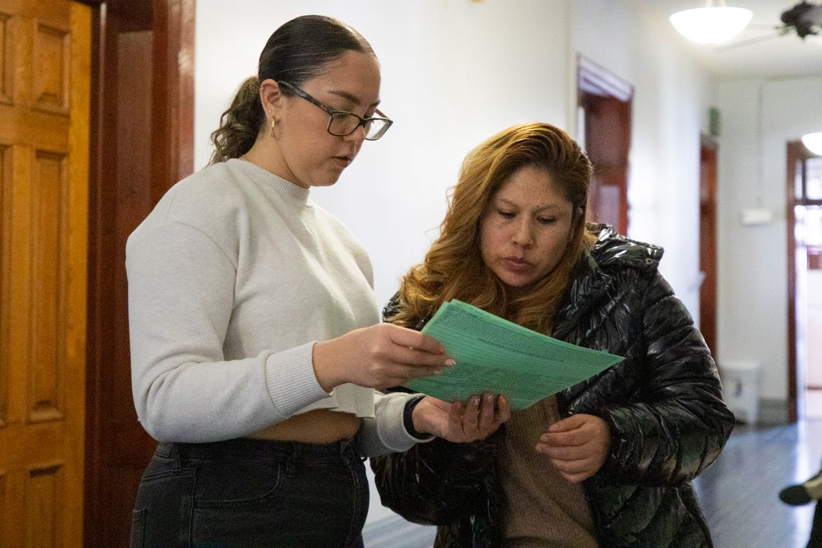 Cómo trabajan los miembros de Ceiba para promover la participación cívica en las comunidades latinas antes de las elecciones primarias