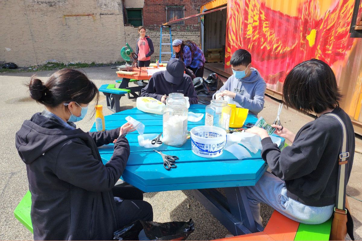 De la basura al tesoro: los jóvenes fabrican productos a partir de plástico reciclado en un contenedor de transporte de Kensington