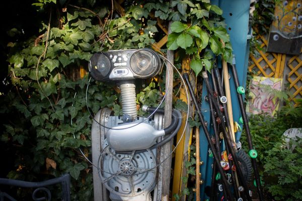 El jardín de las esculturas de Norris Square fomenta la conexión y la creatividad de la comunidad a través de la comida y el arte.