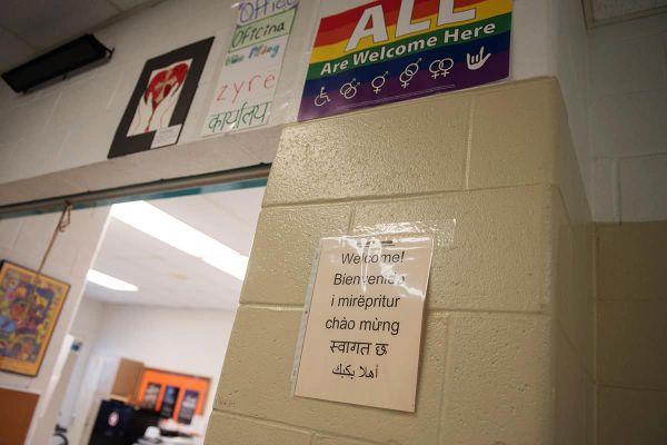 Cómo los distritos, las escuelas y los educadores pueden apoyar a los estudiantes de inglés en el salón de clases