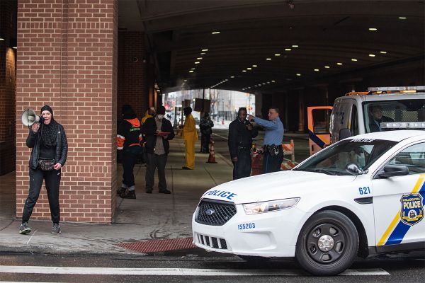 La ciudad despeja campamento durante la pandemia del COVID-19, provocando críticas de activistas de vivienda