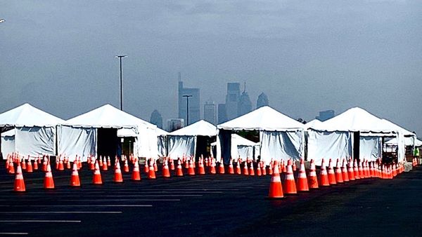Ofrecen exámenes “servi-carro” de coronavirus al sur de Filadelfia