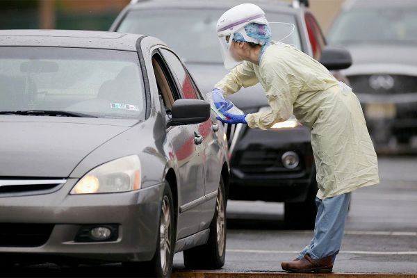 Penn, Main Line Health ofrece pruebas del coronavirus desde los carros. Pero tomar una hisopo nasal es solamente el primer paso.