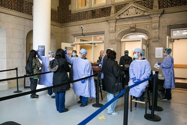 Las mujeres embarazadas necesitan doctores, pero quieren evitar el coronavirus. Penn está usando robots para mantenerlas en casa más.