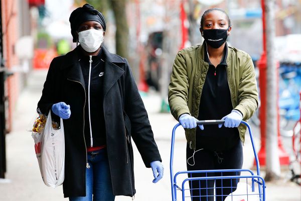 ¿Debería usar una máscara en público? La narrativa está cambiando