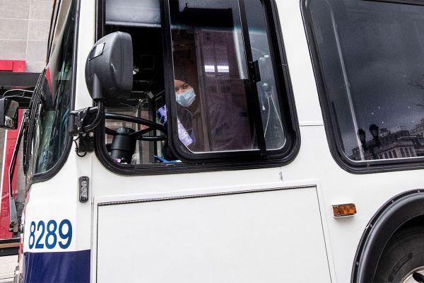 SEPTA comenzará nuevas protecciones para el coronavirus, incluyendo el abordaje por la puerta trasera y la suspensión de los pagos de pasajes a bord