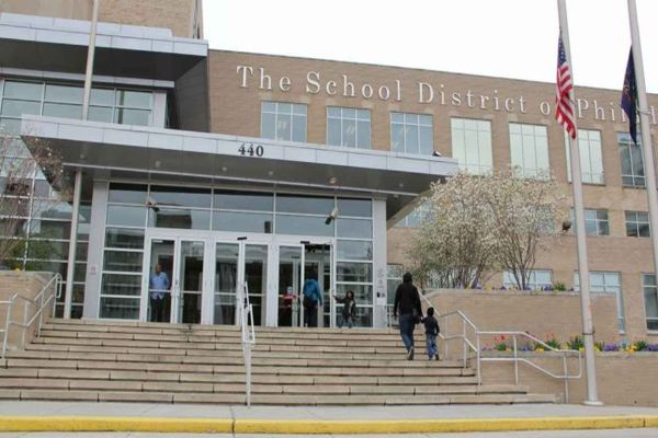 Poco más de la mitad de los estudiantes de Filadelfia están participando en la escuela en línea, según los primeros datos