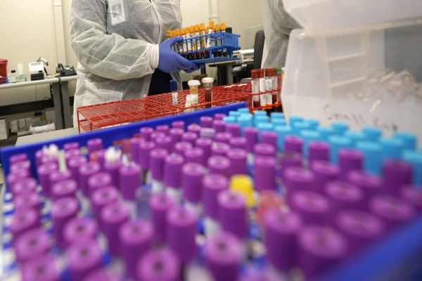 Pruebas de anticuerpos contra el coronavirus se lanzan en los centros de atención de urgencias en Filadelfia, a medida que los expertos urgen precauc