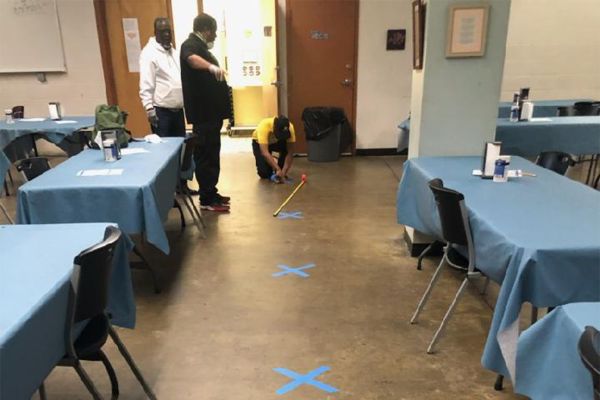 Retrasos en la admisión de cuarentena abruman a huéspedes y personal de un refugio después de la mayoría de las personas dan positivo para coronav