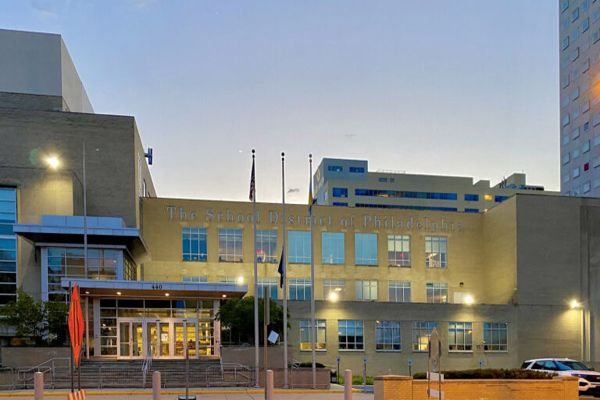 El distrito escolar de Filadelfia aprueba el plan para comenzar el año en línea