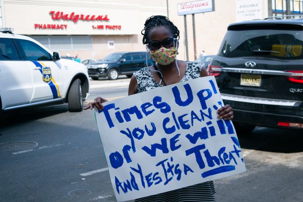"Mis hijos son adultos, pero me levanto todas las mañanas y limpio ese bloque porque no quiero ver a mis bebés caminar por eso."