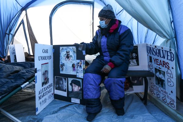 Campamento por la paz: activista de Kensington duerme afuera para llamar la atención sobre el aumento de la violencia armada en Filadelfia