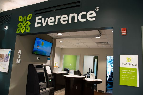 Aquí es donde puede recibir servicios bancarios y de cooperativas de crédito en Kensington