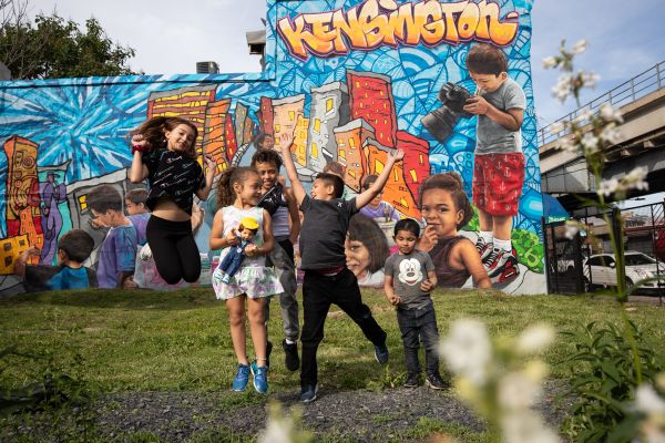 El mural Lots of Lots of Love: ‘Si nos enfocamos en las cosas en las que estamos de acuerdo y trabajamos en como, podemos crear algo hermoso juntos?