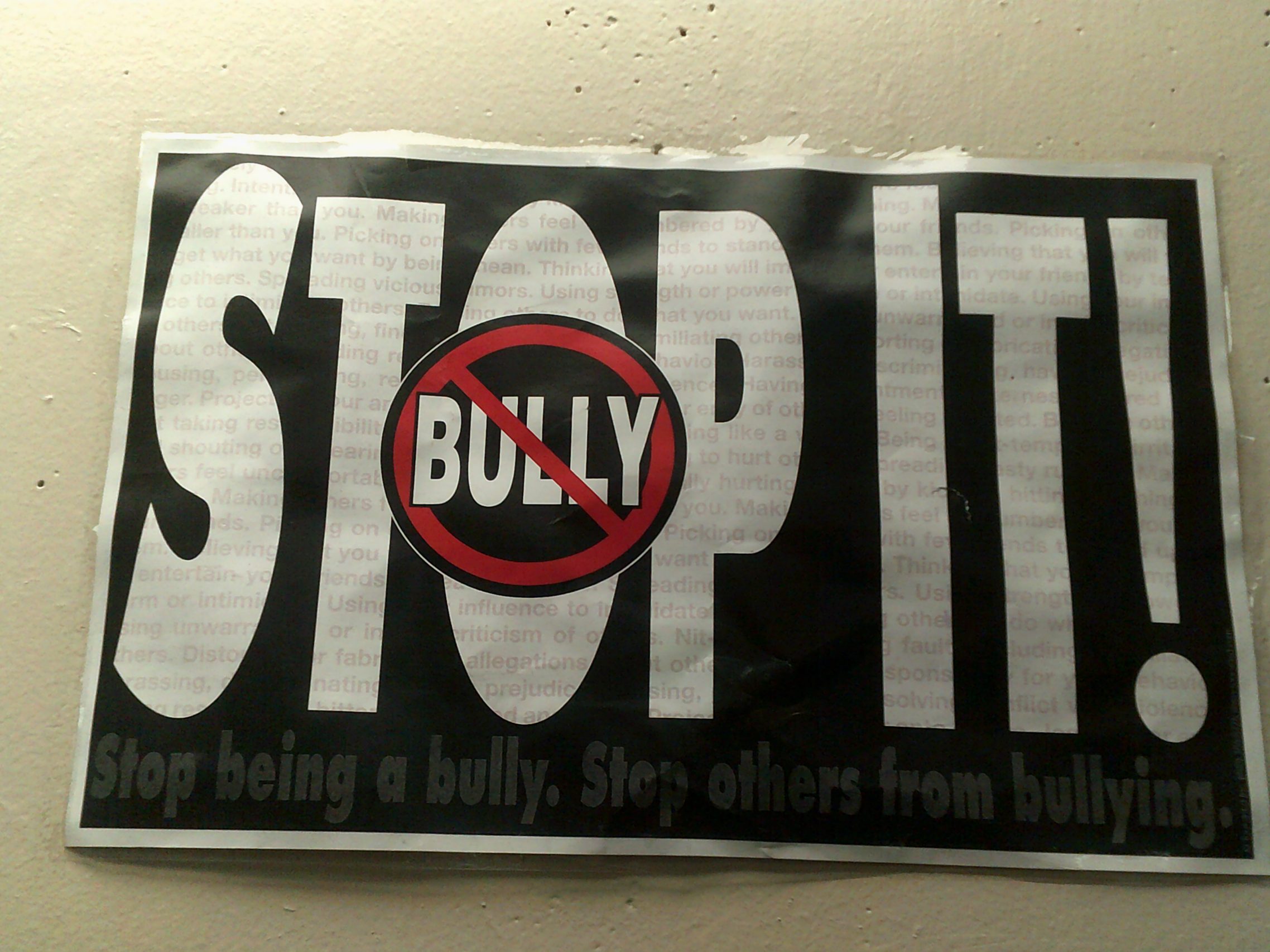 Camron, estudiante de Elkin, toma una fotografía de un cartel que dice "Detengan el bullting" en la escuela.
