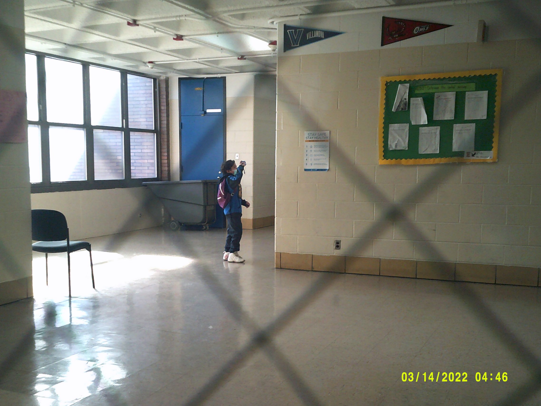 Joel, estudiante de Elkin, toma una fotografía de un amigo en la escuela para su proyecto Photovoice.