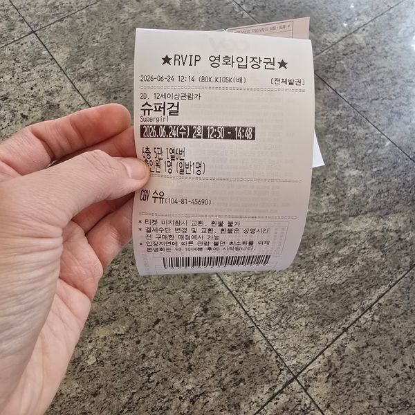 CinCinema Log #01] Got soaked in the rain just to see Supergirl