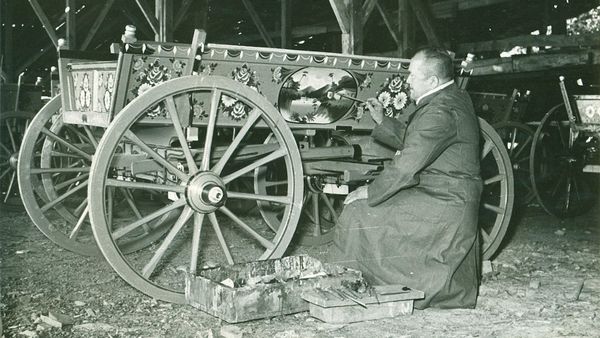 Brushstrokes on Wheels: The Story of Horsecart Painter Numan Balıca