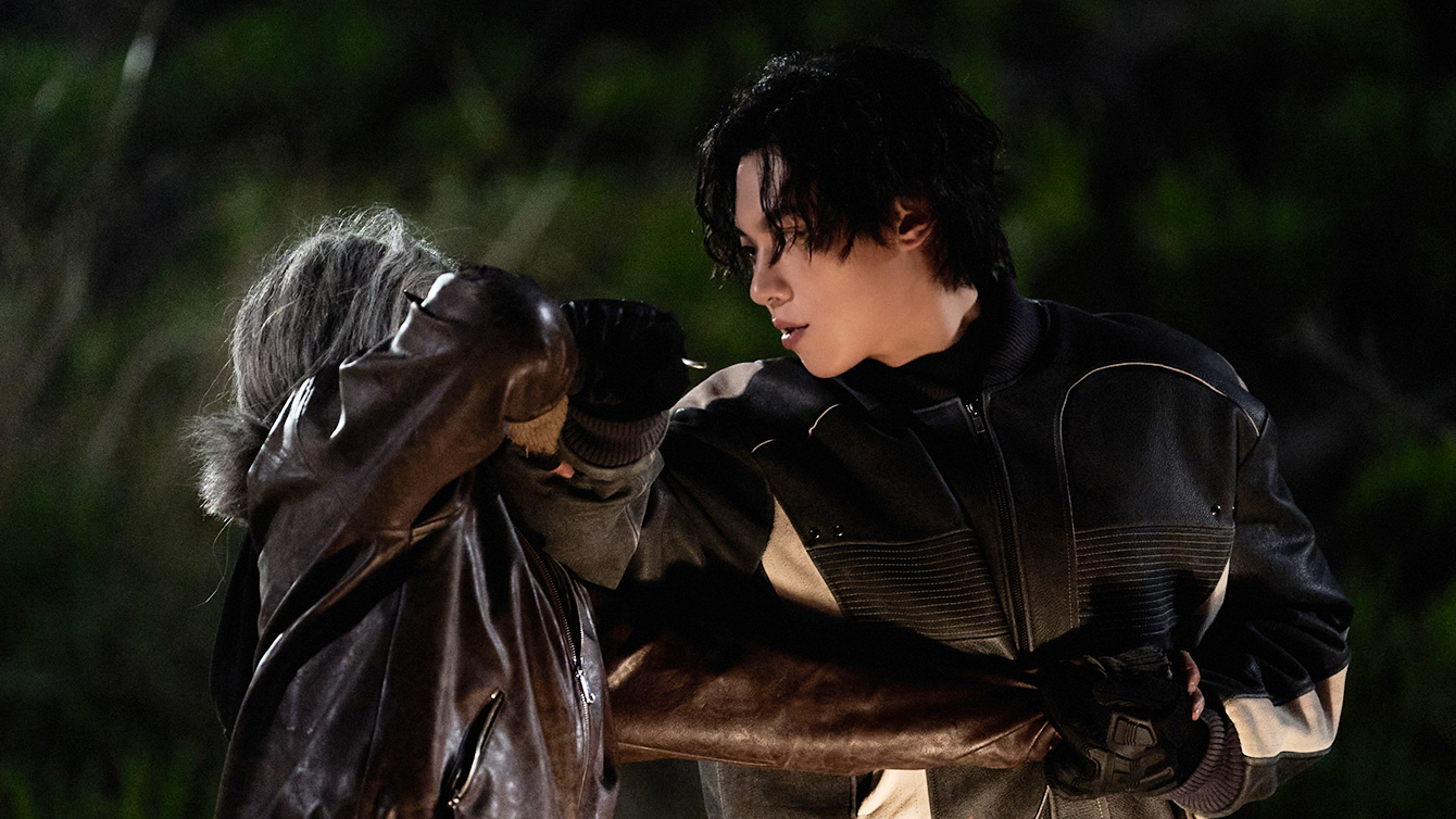 Two people in a knife fight in The Old Woman with the Knife