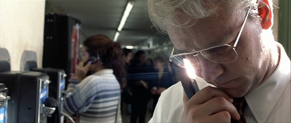 Russell Crowe using a payphone in The Insider