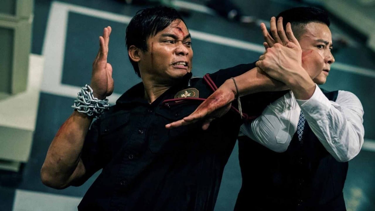 Max Zhang blocks a Tony Jaa elbow in SPL 2