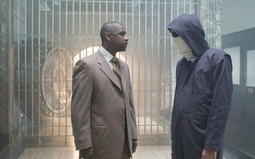 Denzel Washington and a masked Clive Owen in front of a bank vault in Inside Man