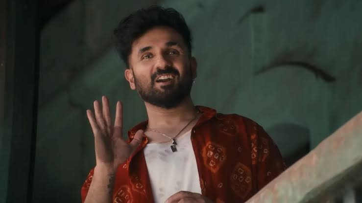 A goofy looking Vir Das waves as Happy Patle in Happy Patel