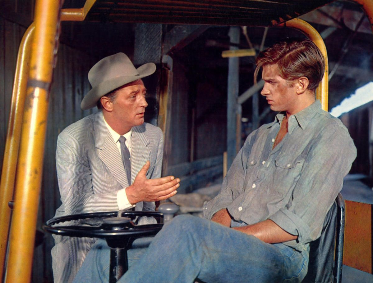 Robert Mitchum speaking to a young George Hamilton in Home from the Hull