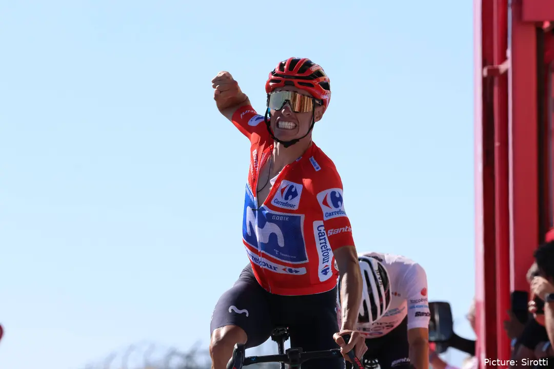 Enric Mas celebrates while wearing the red jersey in La Vuelta