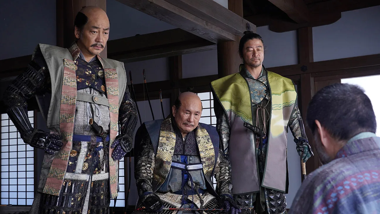 A group of samurai and important figures meet in Kubi