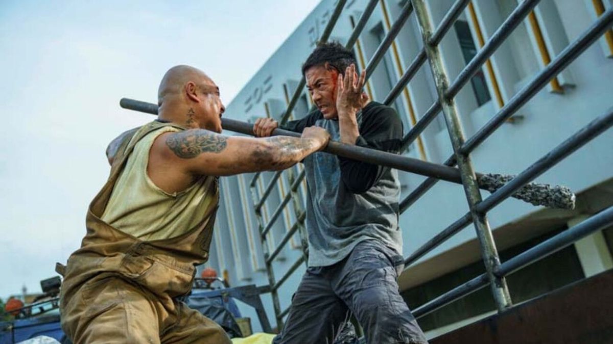 Xie Miao fights Brian Le on the flatbed of a truck in The Furious
