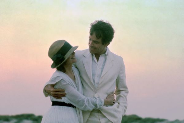 Warren Beatty and Diane Keaton embrace in Reds