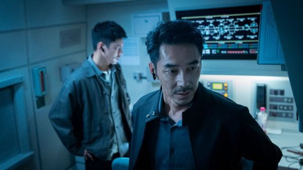 Po-Hung Lin and Lee Lee-Zen look concerned on a high-speed train in 96 Minutes