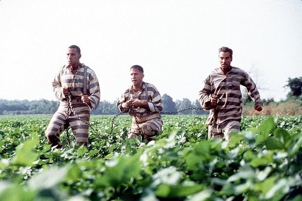 George Clooney, Tim Blake Nelson, and John Turturro escape from prison in O Brother, Where Art Thou?