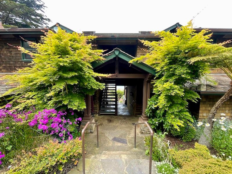 The building with the Oceanfront Jr. Suites. 