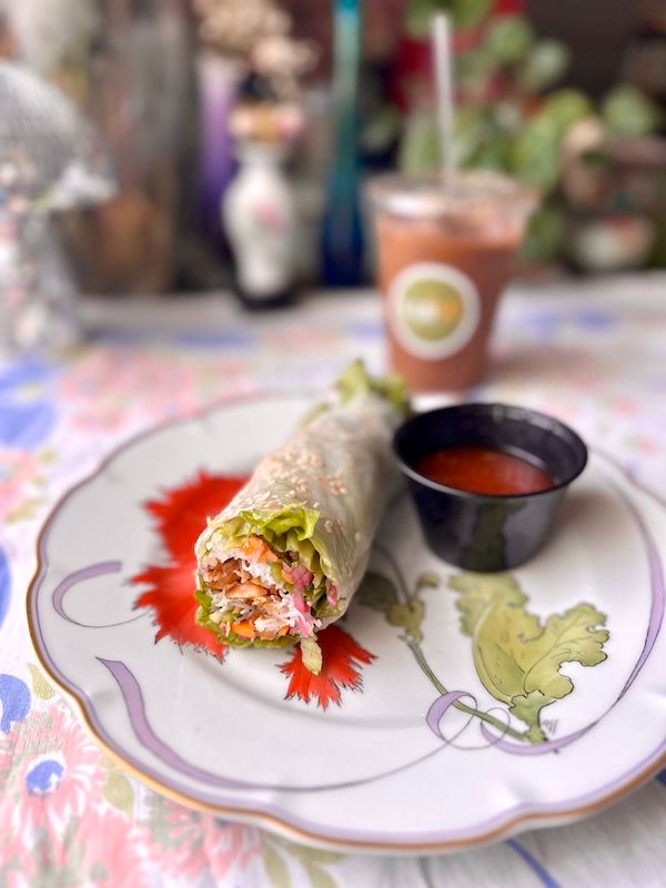 Vui Vẻ’s Dragon Roll. 