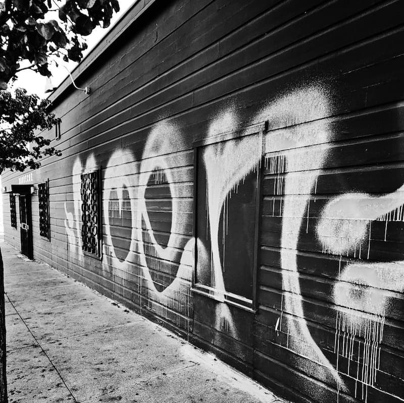 graffiti outside horn barbecue