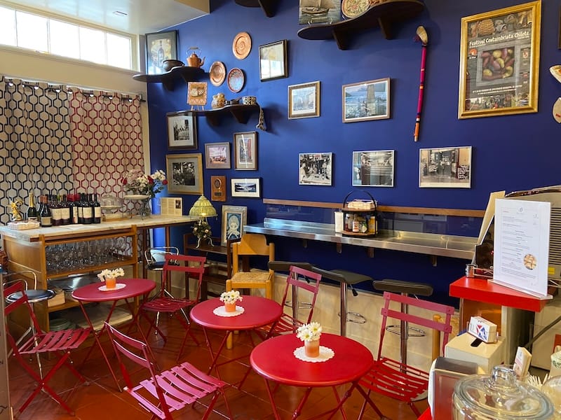 Pull up a chair and enjoy the new dishes on the menu with a glass of Chilean wine. Photo: Paula Tejeda.