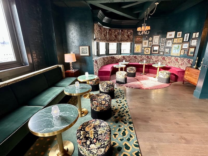 A luxe lounge area. Photo: © tablehopper.com.