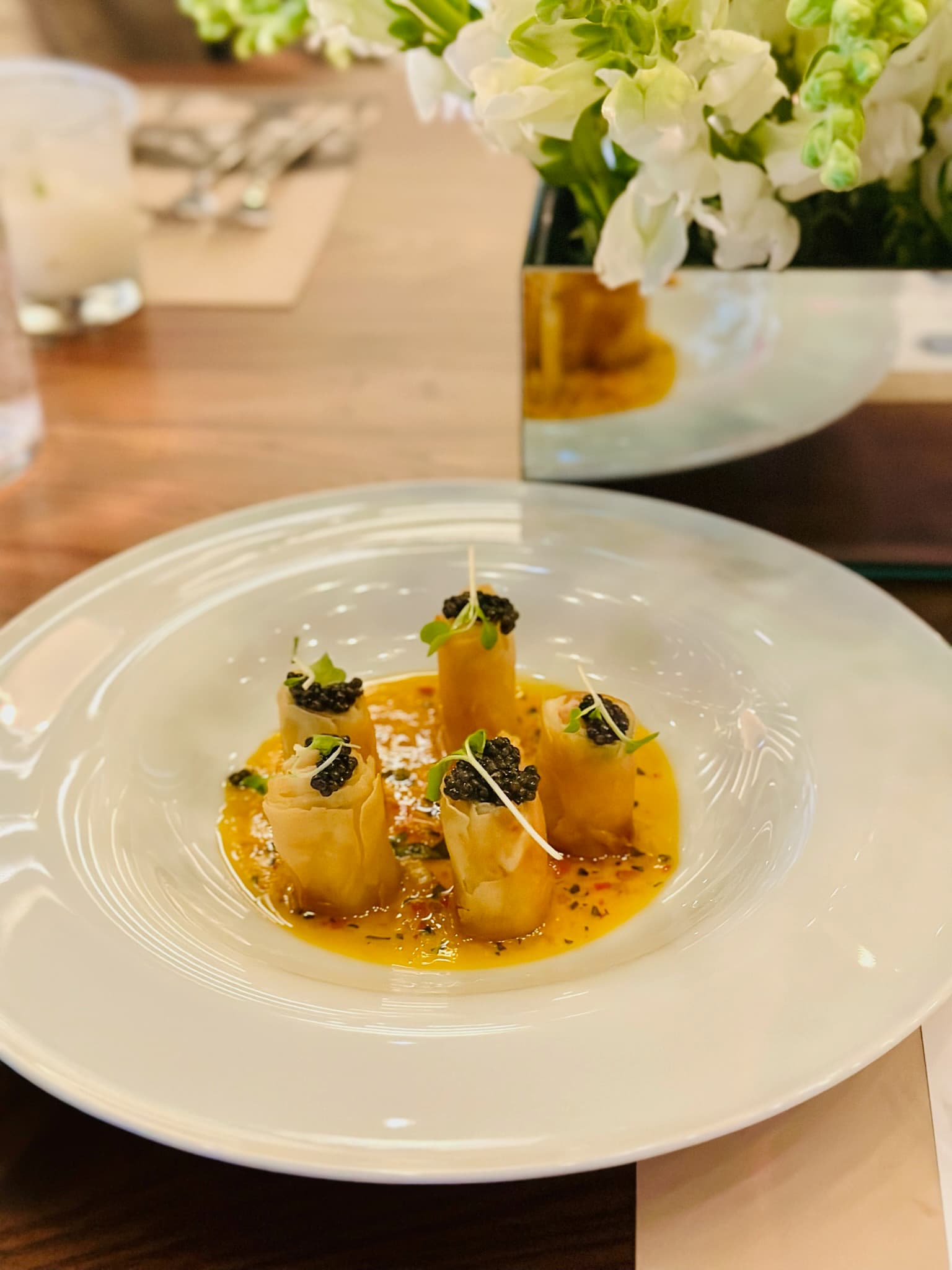 The caviar and crispy langoustine roll with Royal Kaluga caviar and winter citrus sweet chili. Photo: © tablehopper.com.