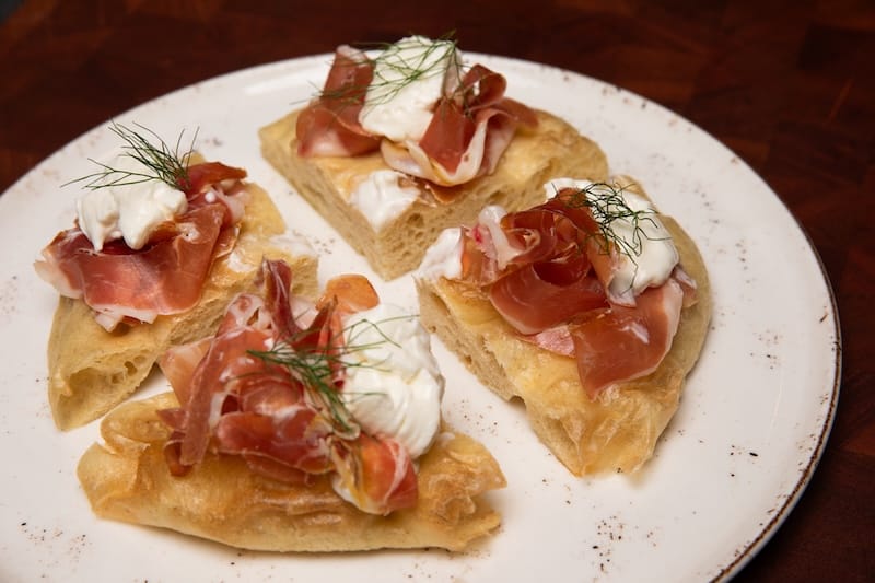 Pizza al padellino with prosciutto di Parma and burrata. Photo: Nadia Andreini.