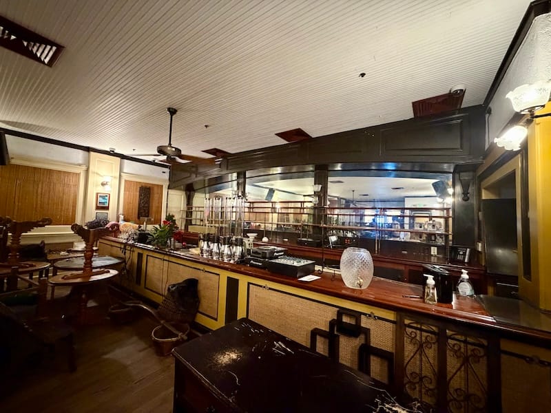 The upstairs bar of Le Colonial. Photo: © tablehopper.com.