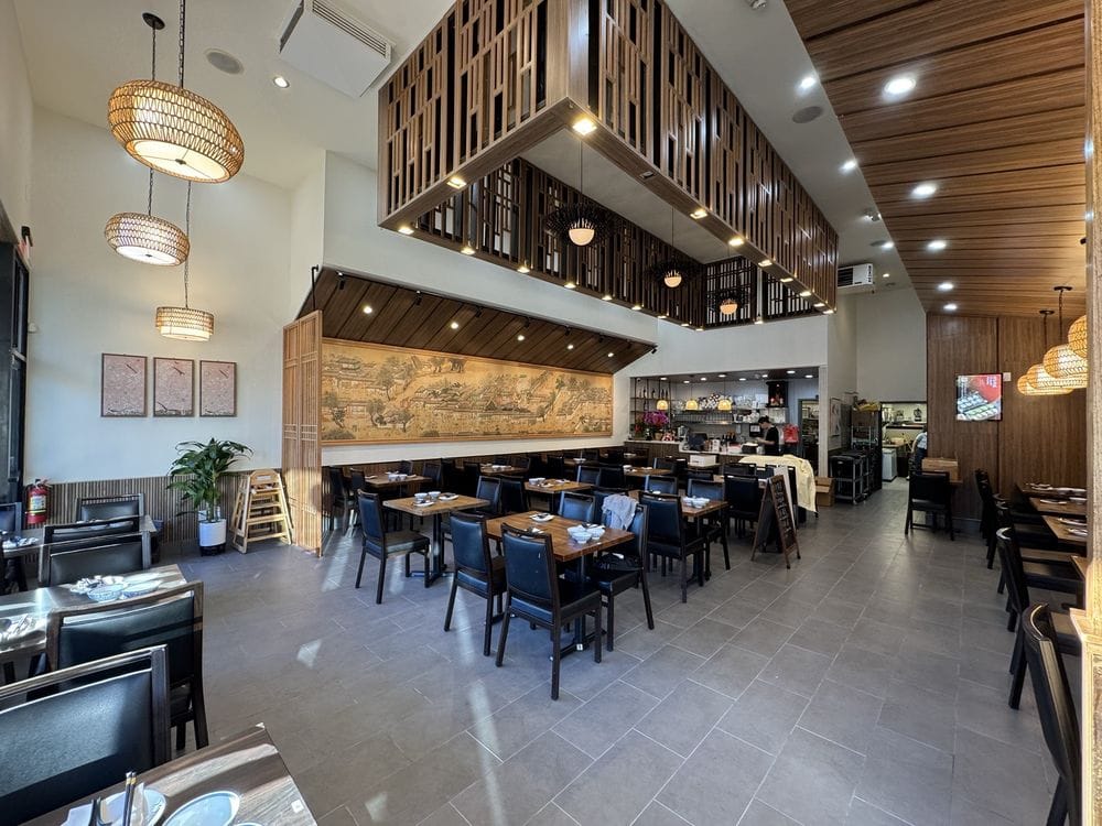 The spacious dining room of the new Hon’s Wun-Tun House in the Outer Sunset. Yelp photo by Harry W.&nbsp;