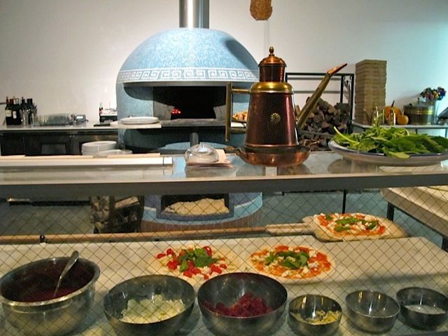 09_Una_Pizza_Napoletana_Behind_the_Cage.jpg